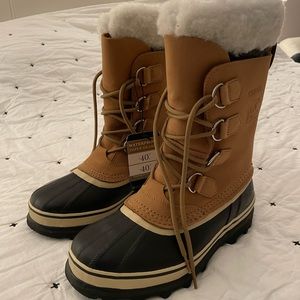 NWT Sorel Caribou Boots - Size 8